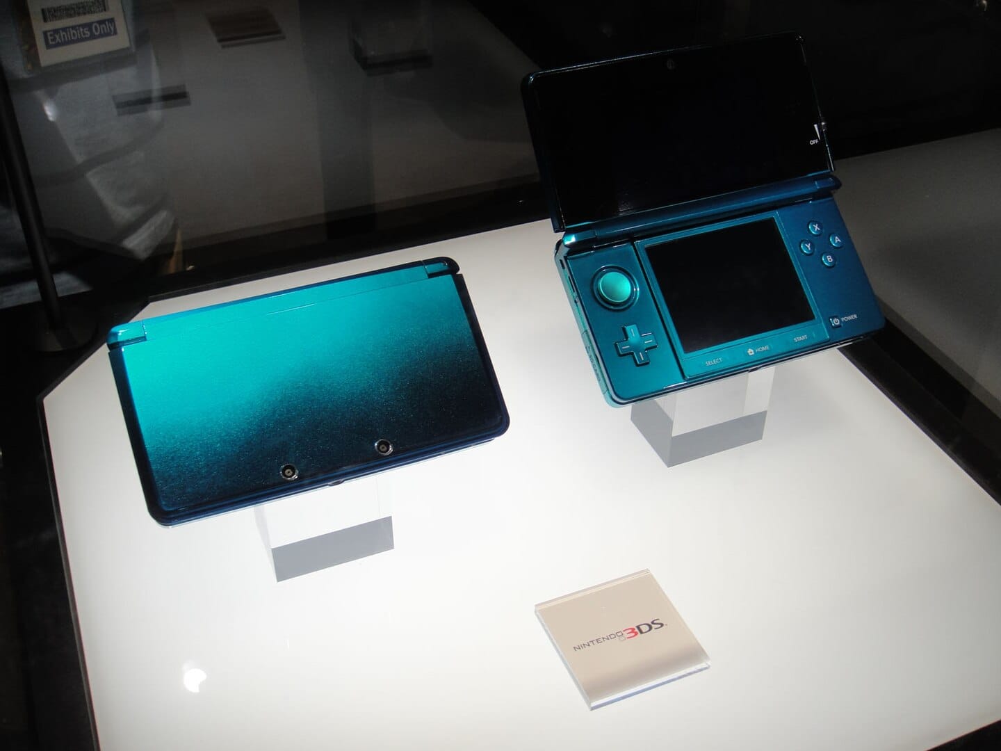 1440px Nintendo 3DS display case at E3 2010 front side angle